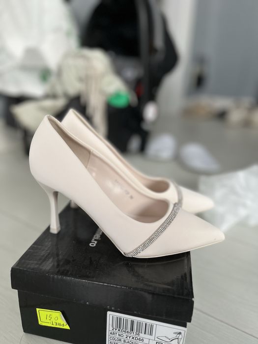 Pantofi albi eleganti