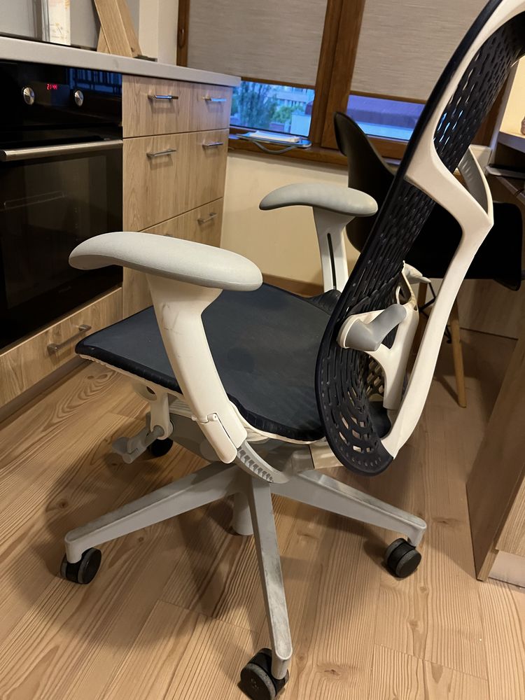 Офисен стол Herman Miller Mirra 2