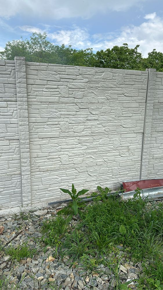 Vând/montez gard al alcătuit din stâlpi/plăci de beton