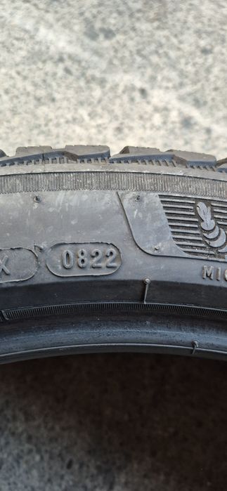 4 anvelope iarna ca si noi Michelin 255/40/21.Pretul este pe bucata.