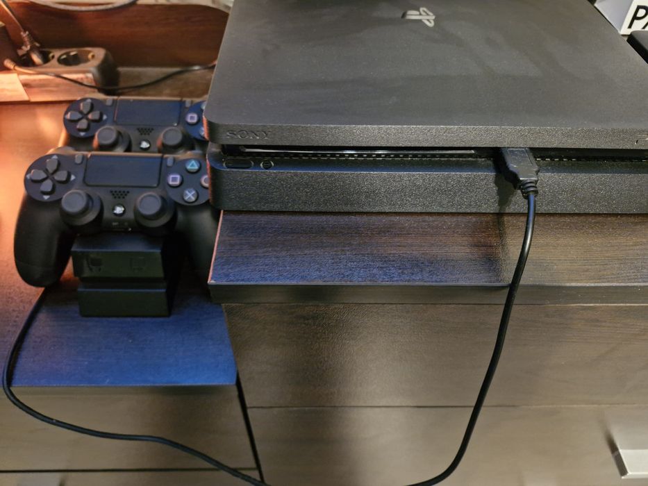 Продавам! PS 4 - 1 TB