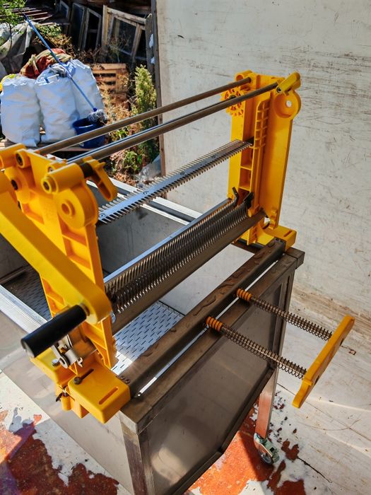 Ръчна машина за разпечатване на пчелни пити