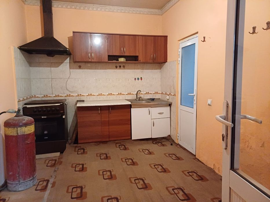 Andijon viloyatining Asaka tumanida yaxshi ahvollari zoʻr uy sotiladi.