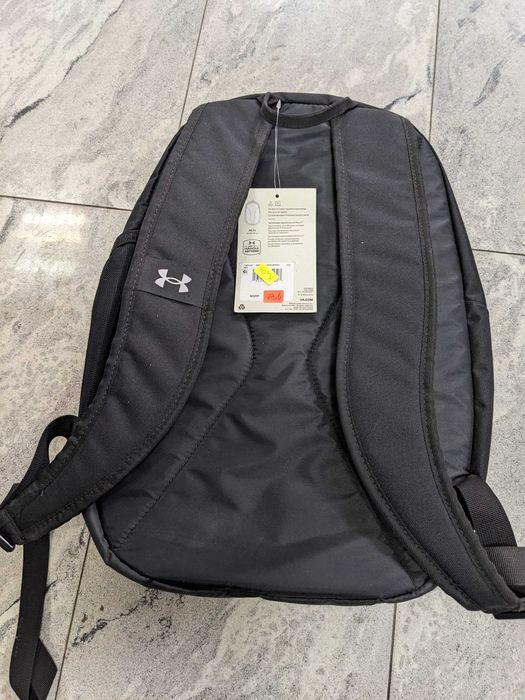 Under Armour Hustle водоустойчива черна раница от Сащ