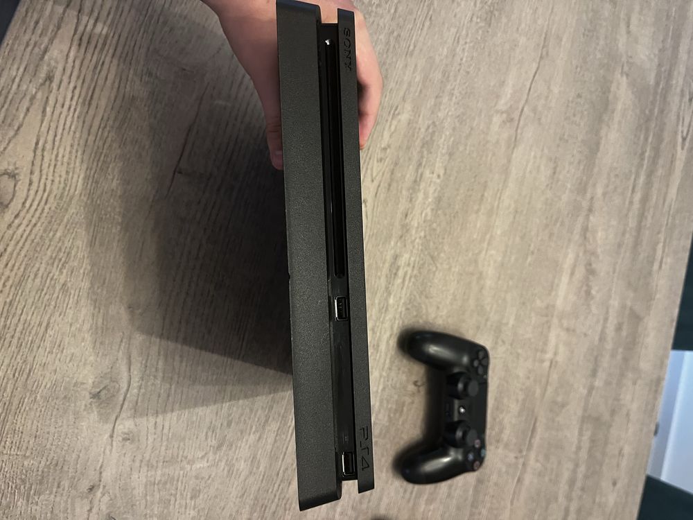 PS4 Slim versiune de 1TB + 2 controllere originale