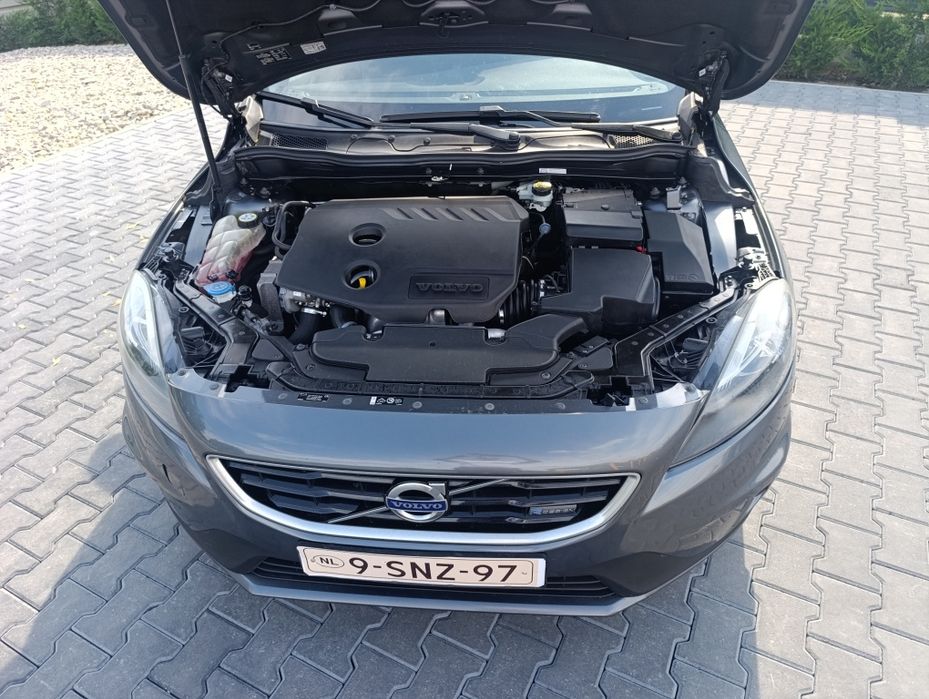 VOLVO V40  R -design. Recent înmatriculată. URGENT !!!
