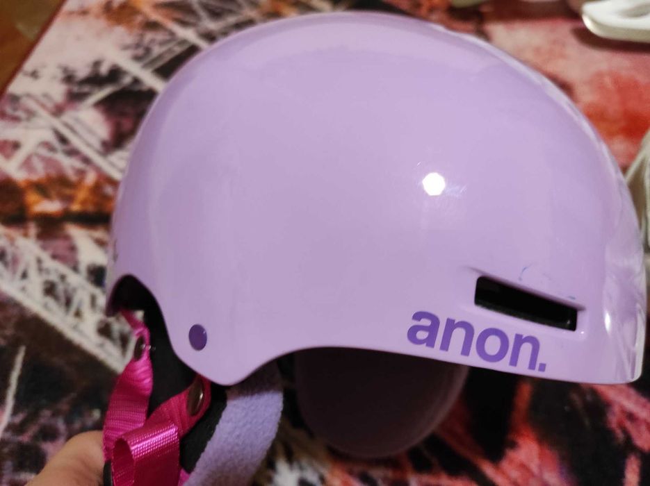 Кънки за лед и каска