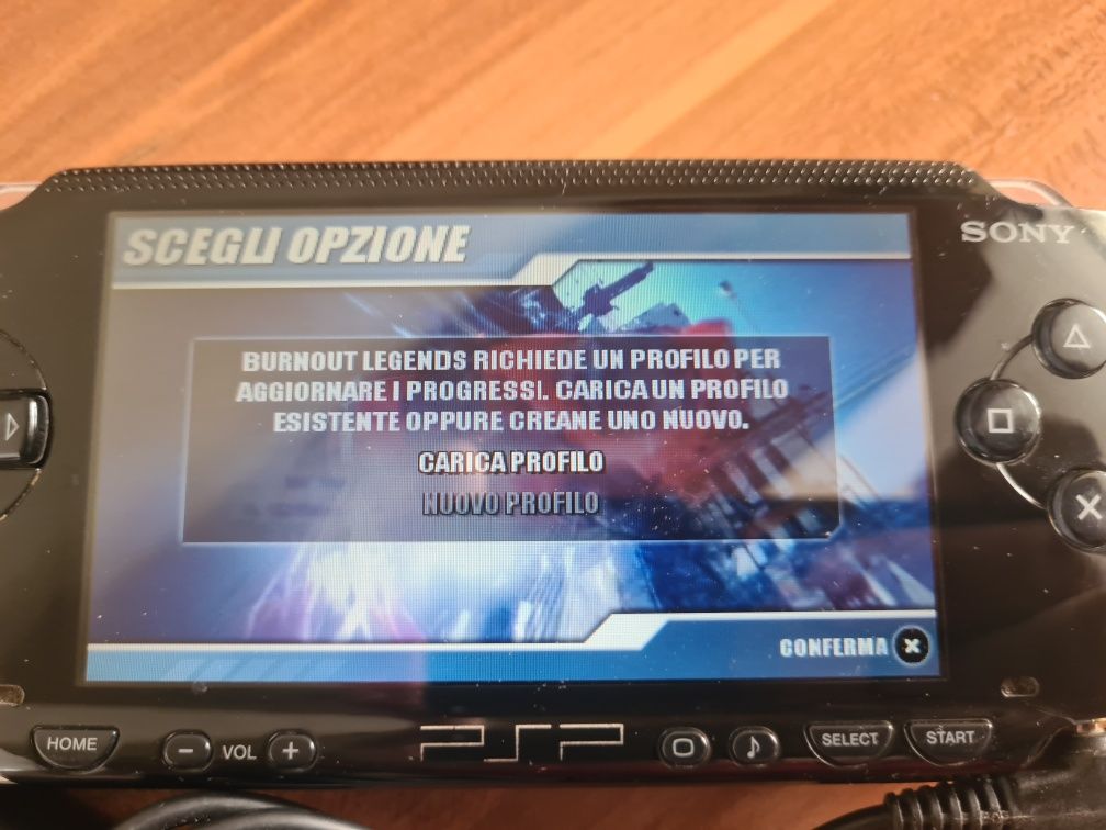 PSP 1004 funcționează bine arată acceptabil
