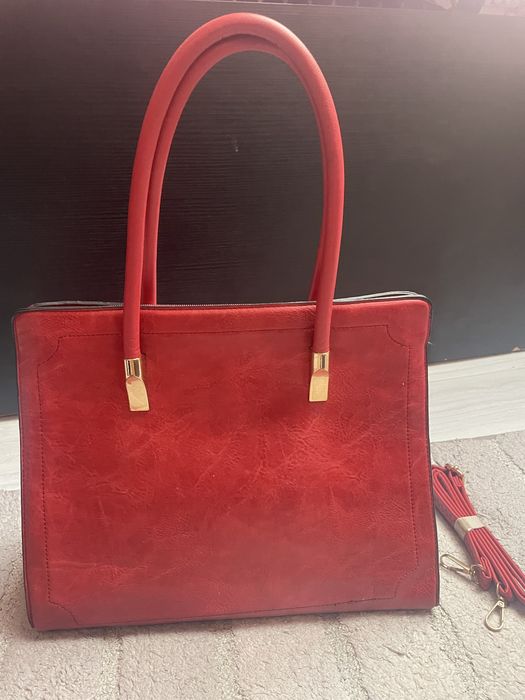 Дамска чанта с твърди дръжки