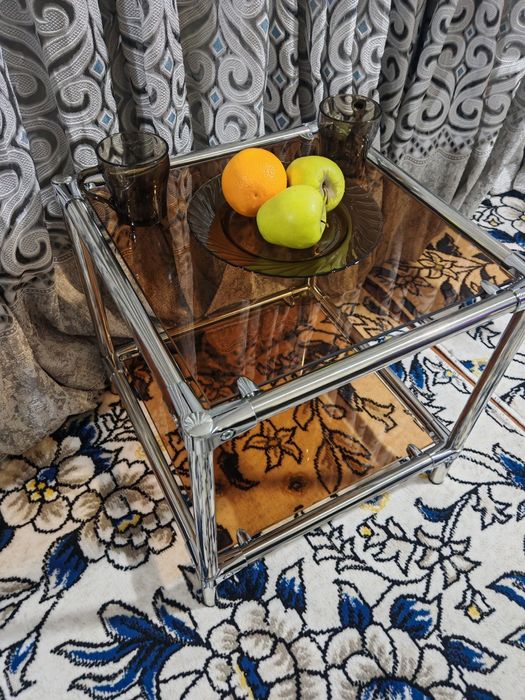 Журнальный столик 530000 сум.