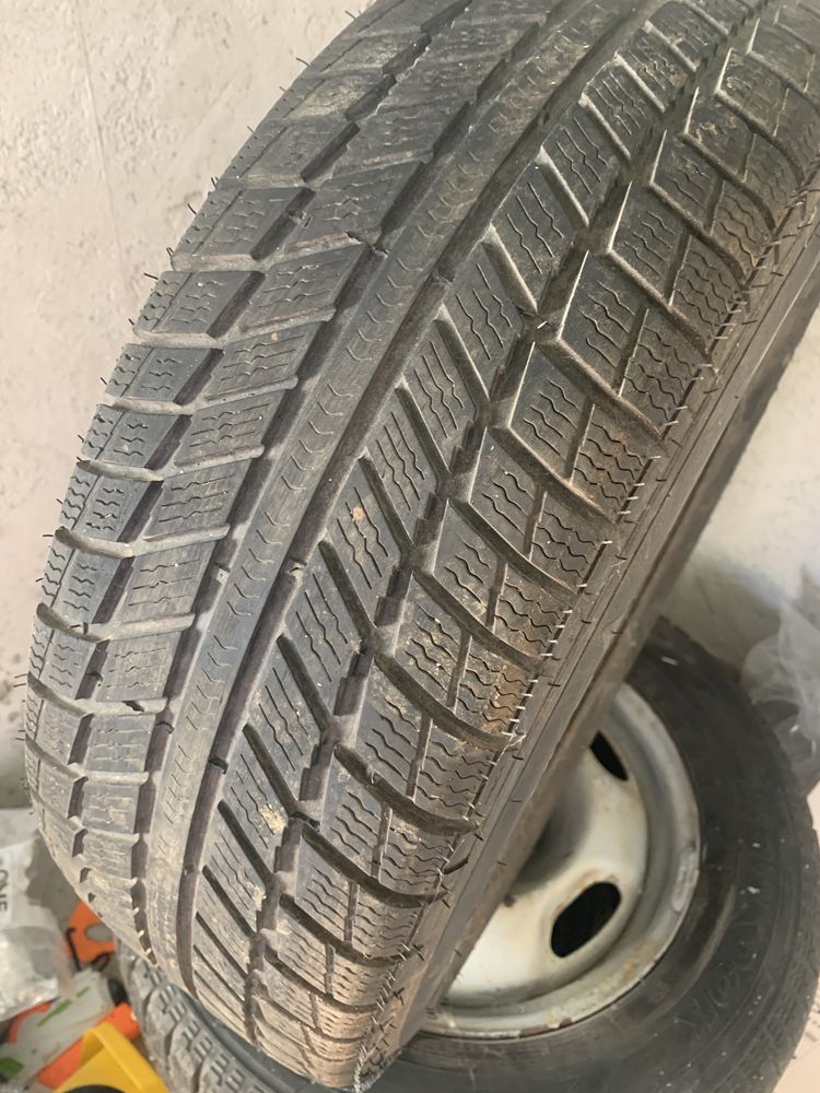 Cauciucuri iarna pe jante 215/65R 16