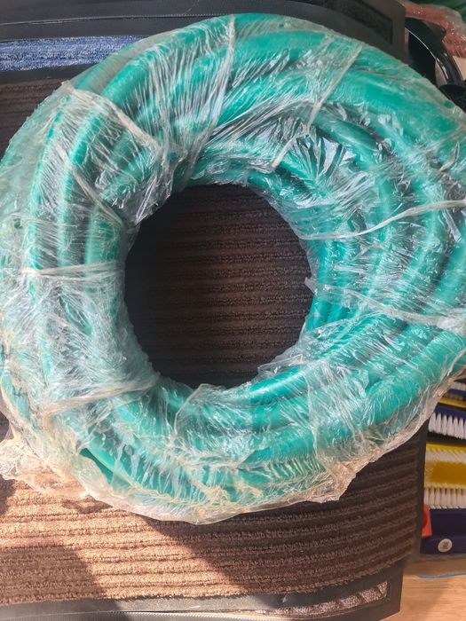 Шланг силиконовый восемнадцать миллиметров. Двадцать метров длинна .