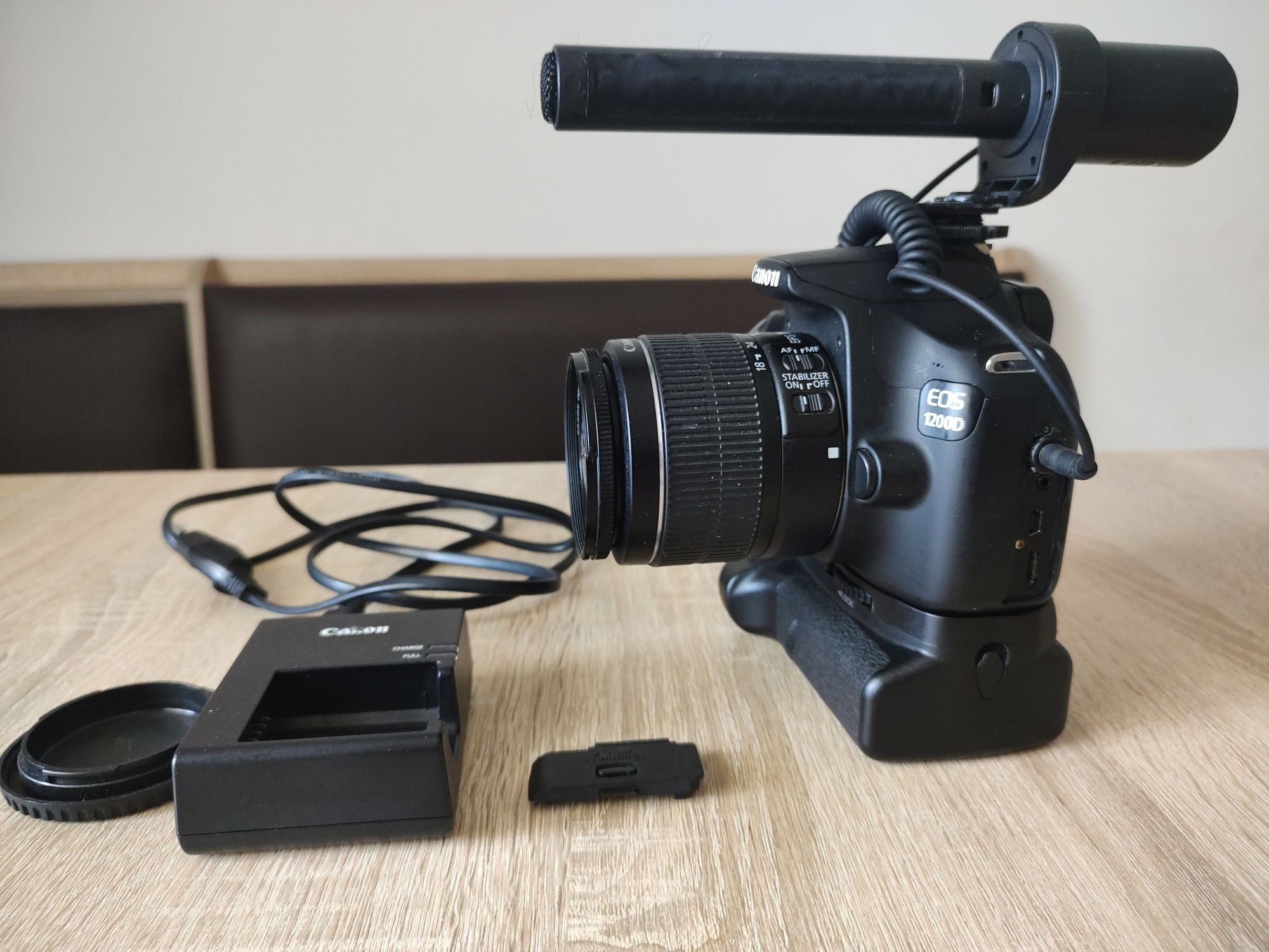 Kit Canon 1200D si obiectiv 18-55mm plus microfon si grip
