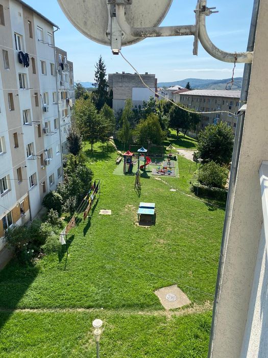 Se închiriază apartament cu 3 camere, zona Flora
