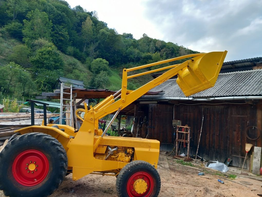 Tractor cu încărcător