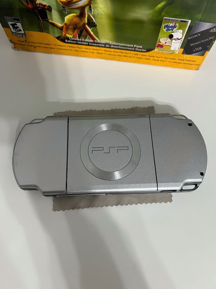 PSP 2001 Silver Daxter Bundle