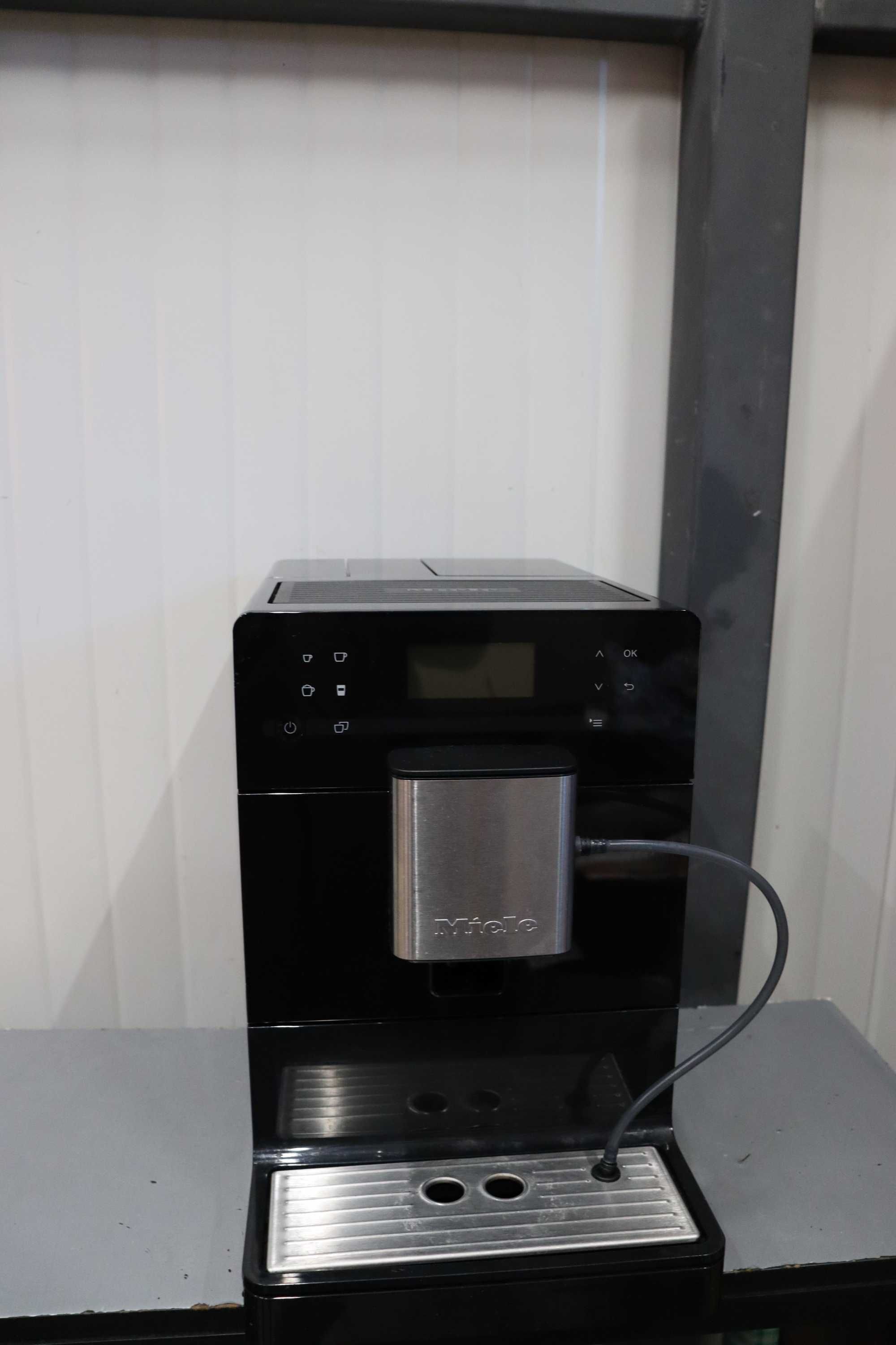 Автоматична кафемашина Miele CM5 OneTouch for Two, AromaticSystem