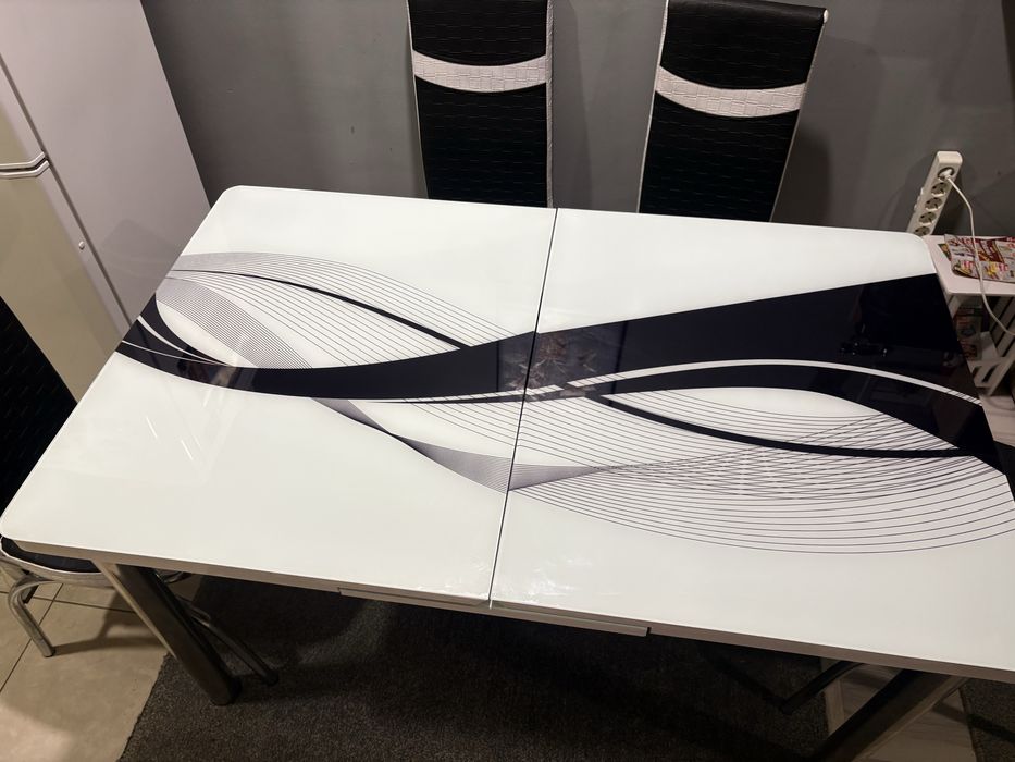 Дървено стъклена маса с пет стола