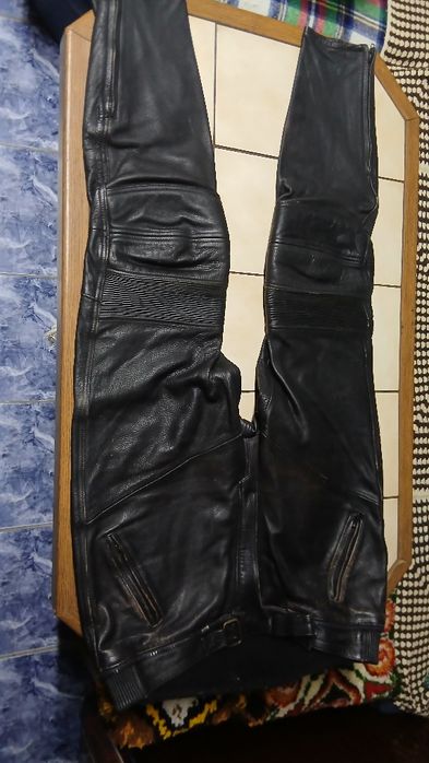 Pantaloni de piele căști moto