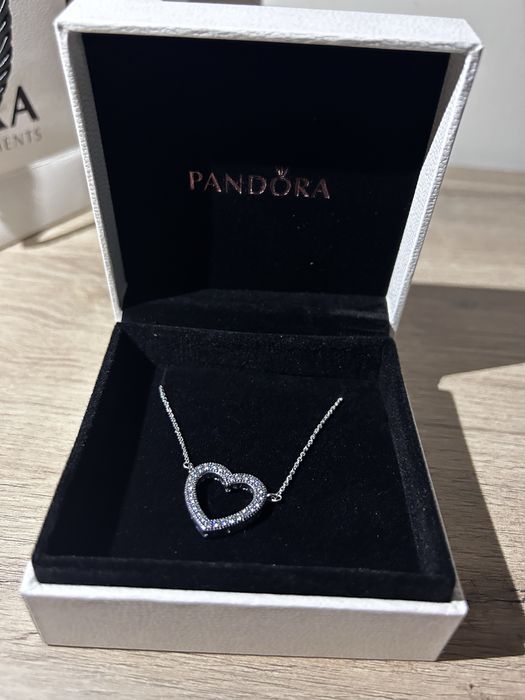 Колиета на Swarovski и Pandora