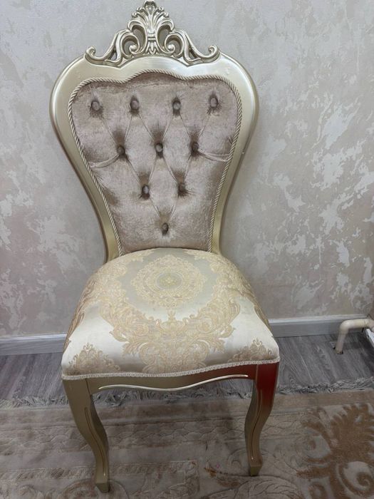 Большой стол с 9 стульями и набором посуды