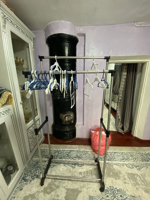 Вещалка для вещей с детскими вешалками