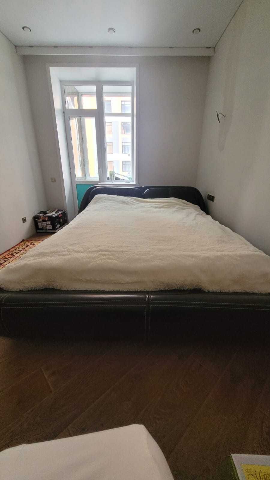 Продаю Двухспальную Кожаную кровать