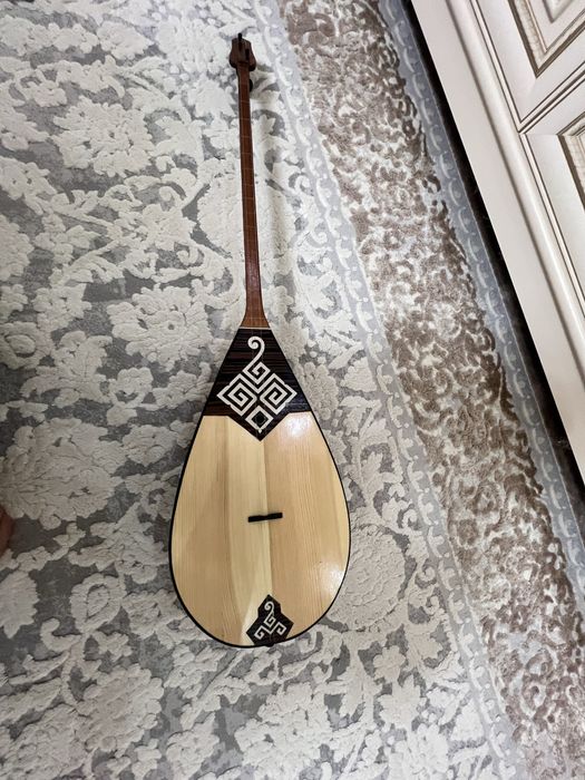 Домбыра сатылады новый. Состояние идеальная не большой торг