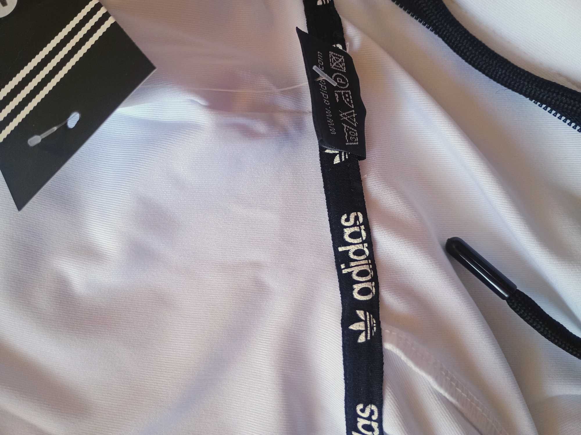 Дамски спортен екип на Adidas