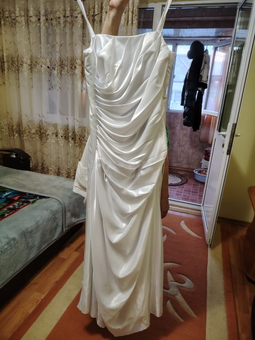 Vand rochie de mireasa.
