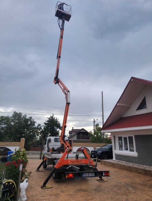Nissan Cabstar cu platformă de lucru montată pe camion
