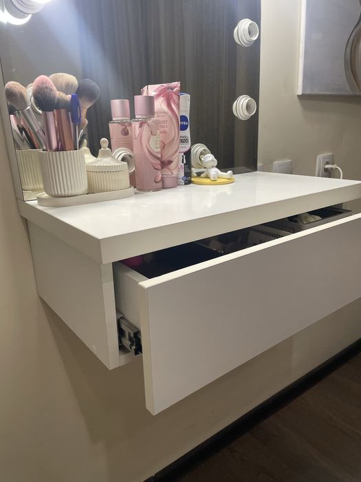 Настенное зеркало  с полкой