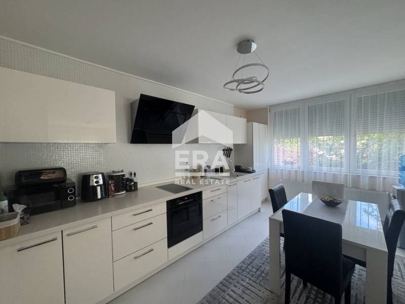 "Тристаен апартамент в ТОП центъра – локация без компромис!"