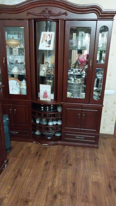 шкаф сервант в отличном состояний