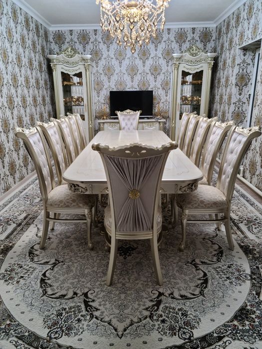 Стол, стул для гостинной