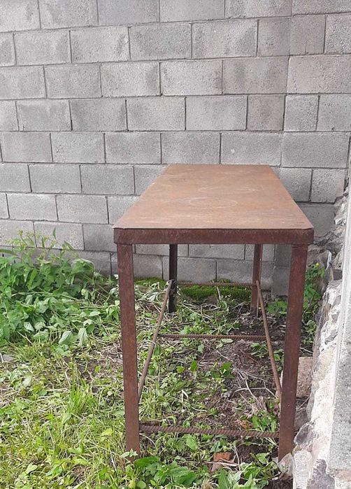 Продам металлический стол, добротный !