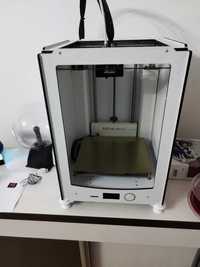 Imprimanta 3D  carcasa inchisa.