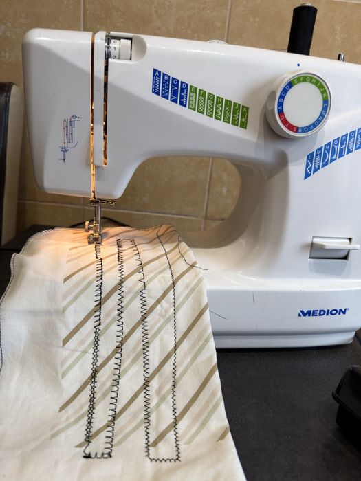 Masina de cusut festonat si butoniere Medion Germania