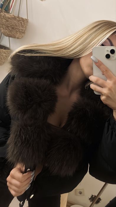 Дамско яке с пухена яка.