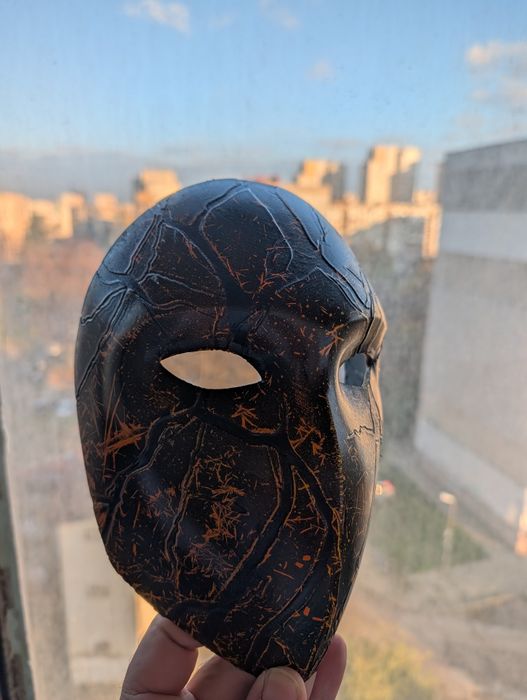 Продавам ръчно изработена маска