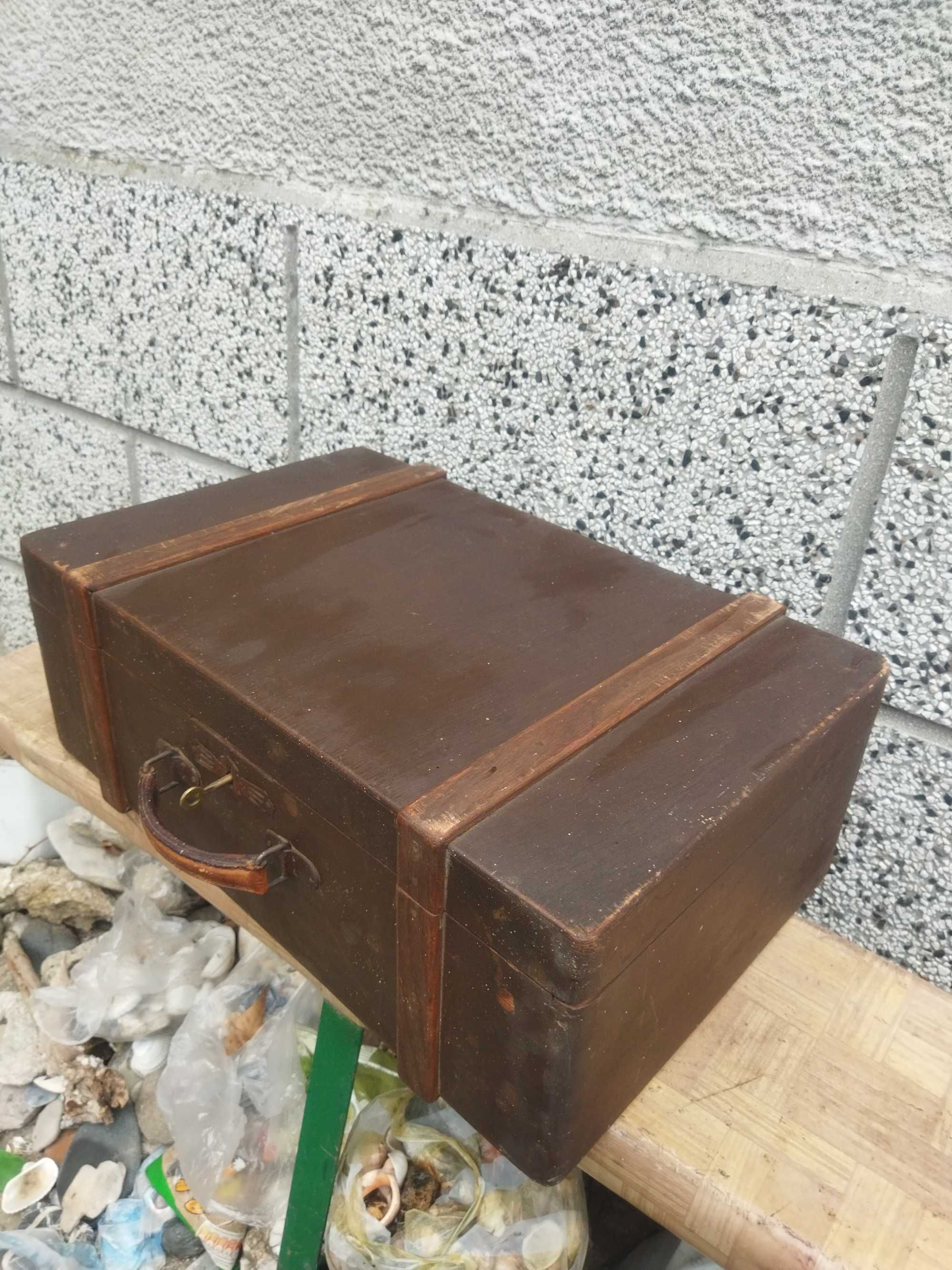 Дървен куфар със заключване и кожена дръжка