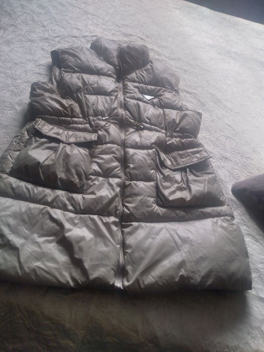 Продам безрукавку ! Стильная,светлая.!Удлинённая! Редко ношенная