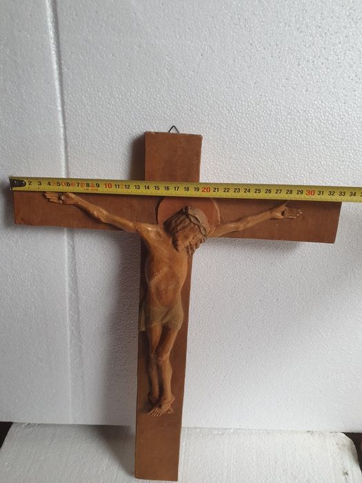Crucifix din lemn masiv sculptat manual