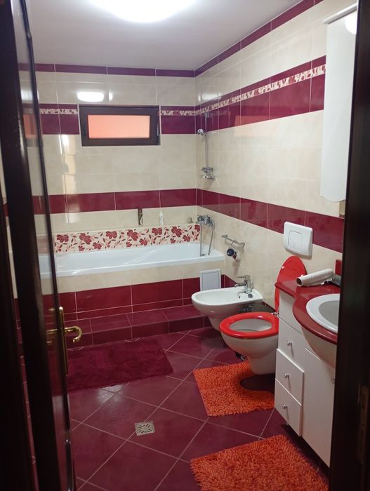 Închiriez apartament la vila.