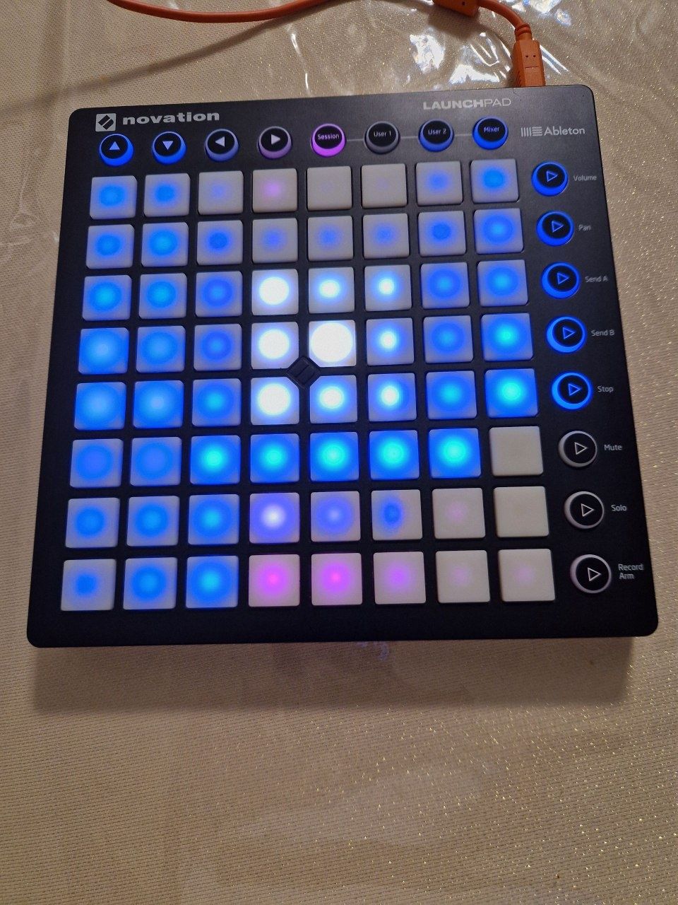 Продаётся Novation LAUNCHPAD ableton