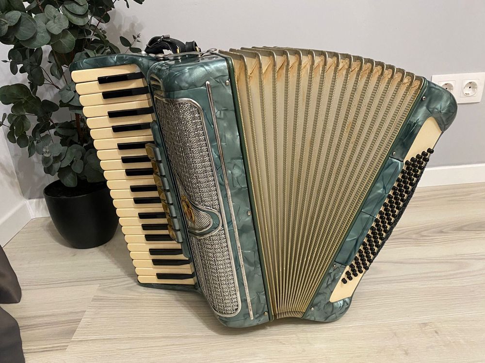 Acordeon italian Marinucci cu 80 basi