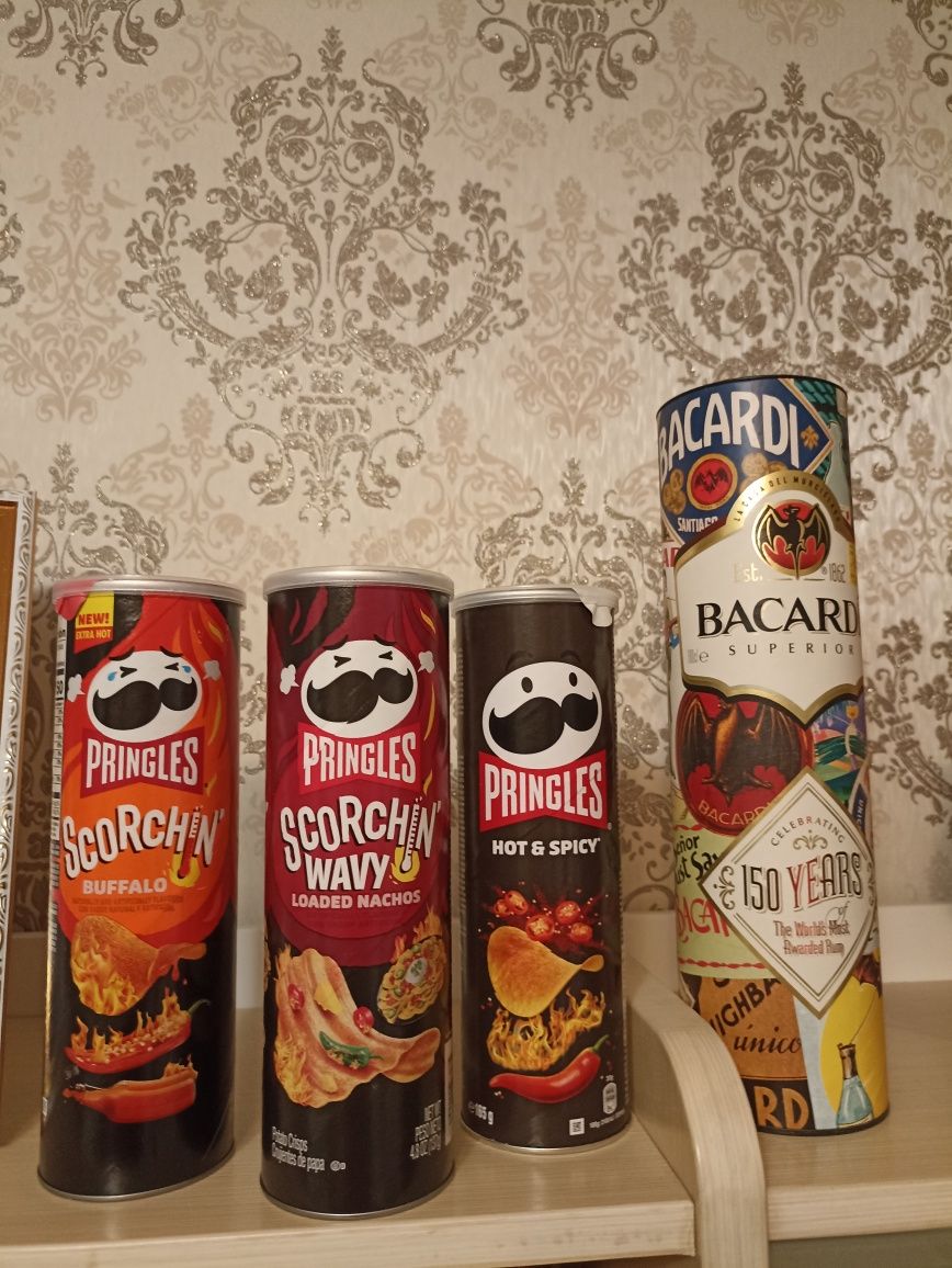 Футляр для напитка и Pringles из Америки в качестве декора