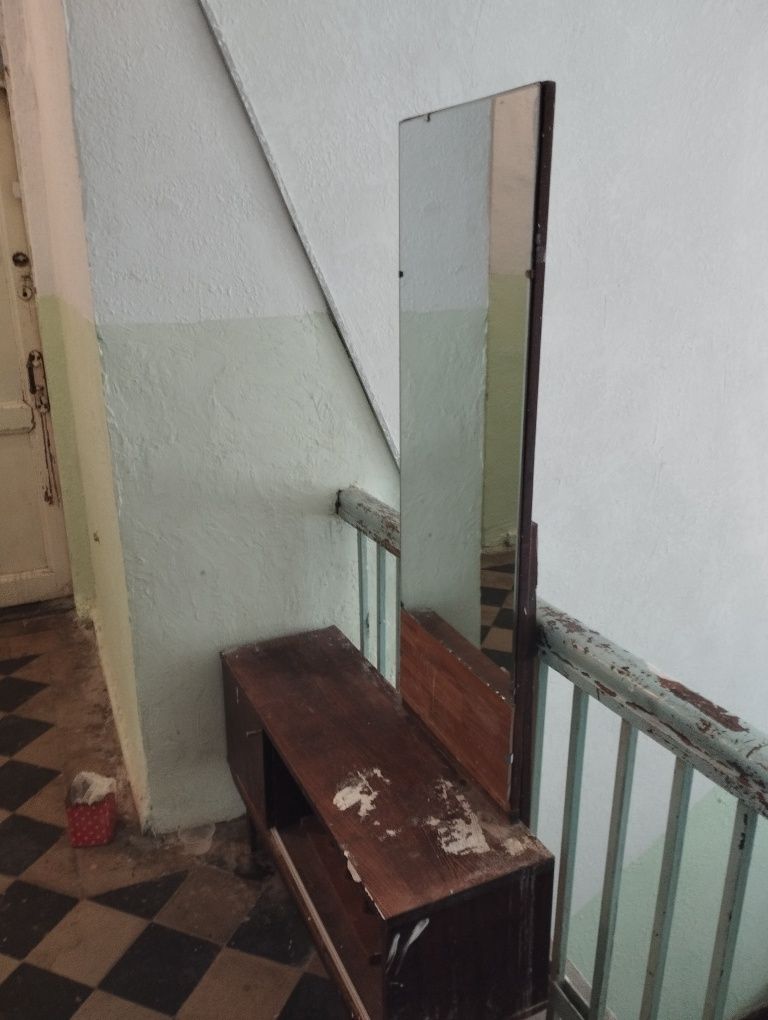 Бесплатно отдам старинное трюмо