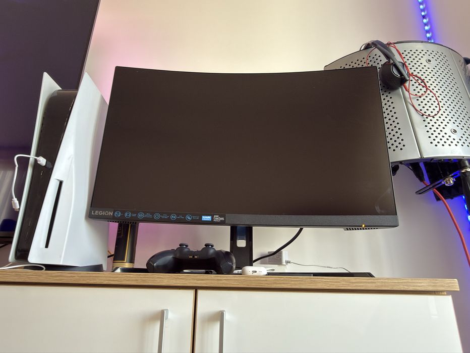 Продавам геймърски монитор Lenovo Legion 27” (280Hz, извит)