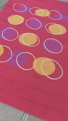 225см./160см.Красив, Белгийски килим в малинов цвят